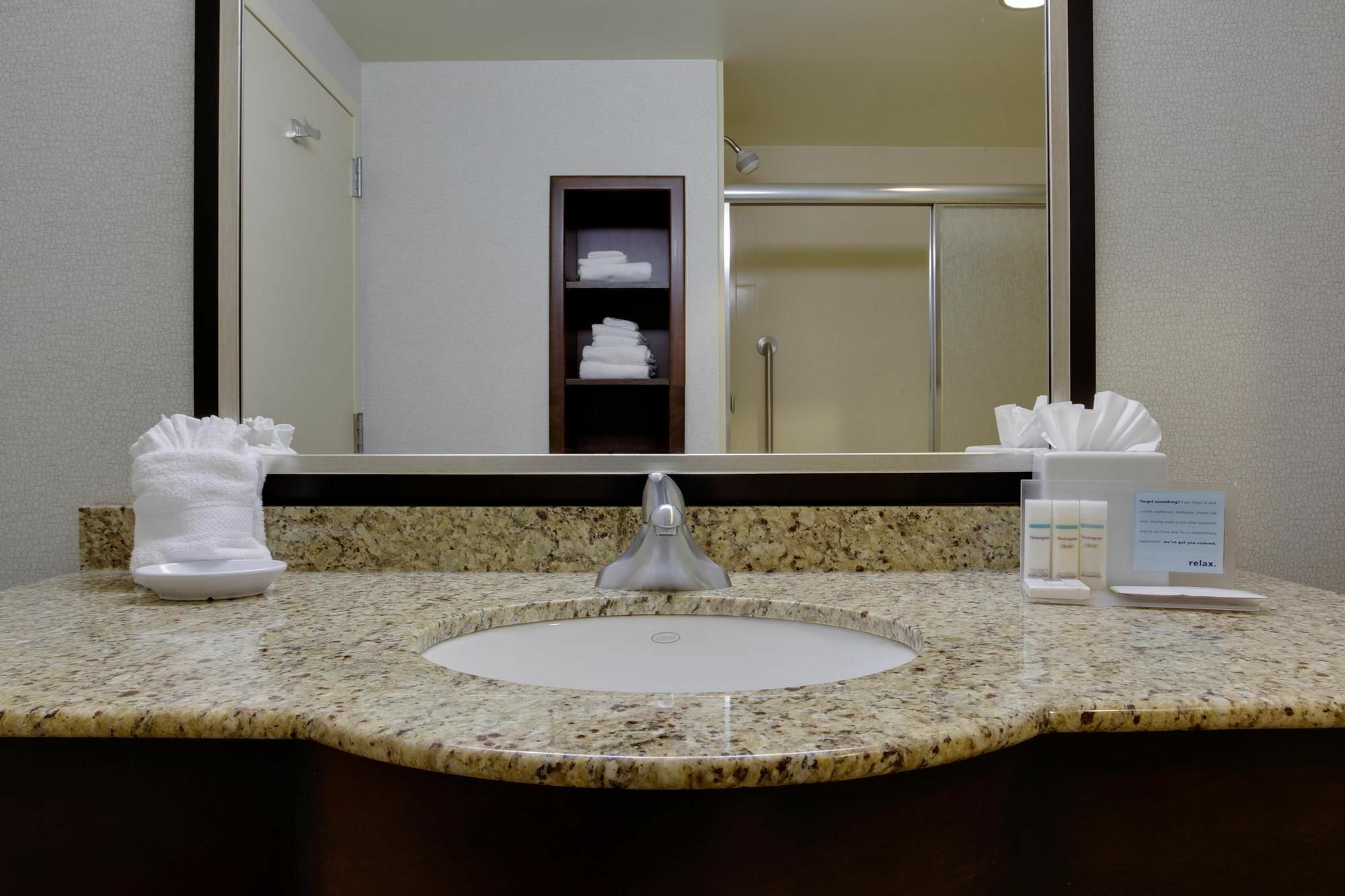 Hampton Inn By Hilton Garden City Long Island מראה חיצוני תמונה